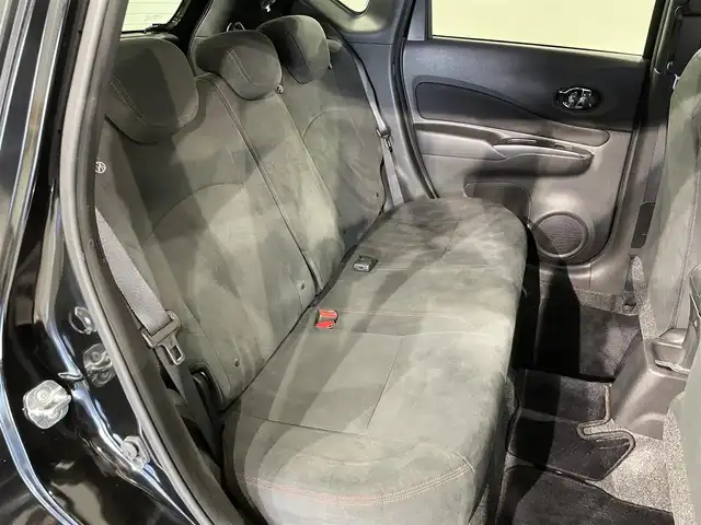 日産 ノート e－パワー ニスモ 愛知県 2017(平29)年 7.9万km スーパーブラック 純正ナビ　(MM317D-W)/（FM/AM/SD/CD・DVD再生/AUX/フルセグTV)/アラウンドビューモニター　/衝突軽減ブレーキ　/ＥＴＣ　/デジタルインナーミラー　/ドライブレコーダー　/ＬＥＤヘッドライト　/ＬＥＤフォグランプ　/アクセサリーソケット　/ドライブレコーダー　/コーナーセンサー/純正フロアマット/社外17インチAW/プッシュスタート/　　-スマートキー/盗難防止/ステアリングスイッチ