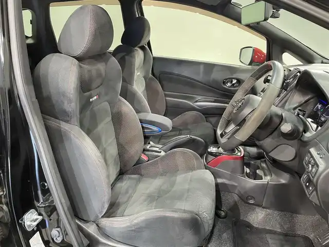 日産 ノート e－パワー ニスモ 愛知県 2017(平29)年 7.9万km スーパーブラック 純正ナビ　(MM317D-W)/（FM/AM/SD/CD・DVD再生/AUX/フルセグTV)/アラウンドビューモニター　/衝突軽減ブレーキ　/ＥＴＣ　/デジタルインナーミラー　/ドライブレコーダー　/ＬＥＤヘッドライト　/ＬＥＤフォグランプ　/アクセサリーソケット　/ドライブレコーダー　/コーナーセンサー/純正フロアマット/社外17インチAW/プッシュスタート/　　-スマートキー/盗難防止/ステアリングスイッチ