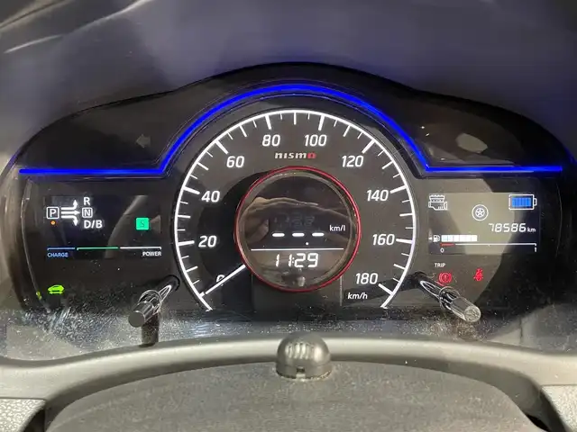 日産 ノート e－パワー ニスモ 愛知県 2017(平29)年 7.9万km スーパーブラック 純正ナビ　(MM317D-W)/（FM/AM/SD/CD・DVD再生/AUX/フルセグTV)/アラウンドビューモニター　/衝突軽減ブレーキ　/ＥＴＣ　/デジタルインナーミラー　/ドライブレコーダー　/ＬＥＤヘッドライト　/ＬＥＤフォグランプ　/アクセサリーソケット　/ドライブレコーダー　/コーナーセンサー/純正フロアマット/社外17インチAW/プッシュスタート/　　-スマートキー/盗難防止/ステアリングスイッチ