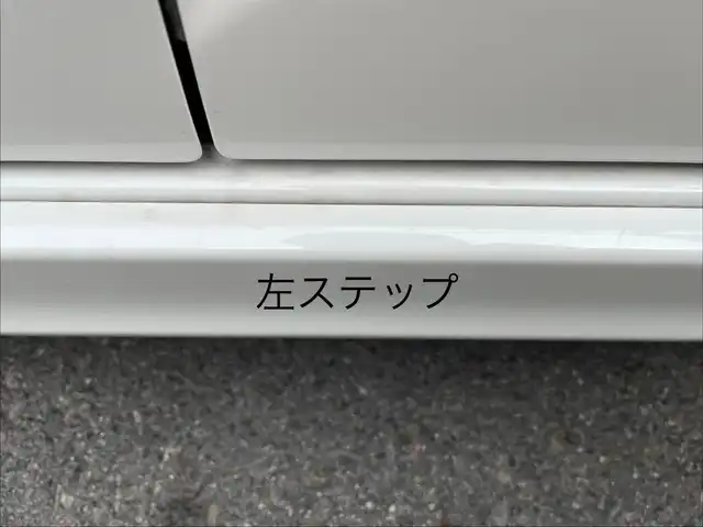 ホンダ Ｎ ＢＯＸ カスタム ターボ SSブラックSパッケージ 三重県 2016(平28)年 4.1万km プレミアムホワイトパールⅡ 純正11インチ後席フリップダウンモニター/純正8インチナビAM/FM/TV/DVD/SD/Bluetooth/リアモニターHDMI/バックカメラ/ETC/シートヒーター(前席)/ドライブレコーダー/シティブレーキアクティブシステム/ターボ/アイドリングストップ/クルーズコントロール/HIDヘッドランプ/プッシュエンジンスイッチ/スマートキーシステム/スペアキー/パドルシフト/ステアリングスイッチ/クロームメッキ加飾付LED式フロントフォグランプ/電動格納ドアミラー/ヒーテッドドアミラー/ウインカーミラー/リアスポイラー/クロームメッキリアナンバープレートガーニッシュ/ロールサンシェード/ブルーイルミネーション/オートエアコン/左右独立式アームレスト（後席中央）/グラブレール（運転席　助手席　リア左右）/後席スライド/4段リクライニングシート/シートバックテーブル（運転席/助手席)