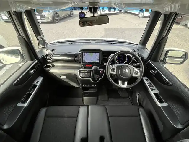 ホンダ Ｎ ＢＯＸ カスタム ターボ SSブラックSパッケージ 三重県 2016(平28)年 4.1万km プレミアムホワイトパールⅡ 純正11インチ後席フリップダウンモニター/純正8インチナビAM/FM/TV/DVD/SD/Bluetooth/リアモニターHDMI/バックカメラ/ETC/シートヒーター(前席)/ドライブレコーダー/シティブレーキアクティブシステム/ターボ/アイドリングストップ/クルーズコントロール/HIDヘッドランプ/プッシュエンジンスイッチ/スマートキーシステム/スペアキー/パドルシフト/ステアリングスイッチ/クロームメッキ加飾付LED式フロントフォグランプ/電動格納ドアミラー/ヒーテッドドアミラー/ウインカーミラー/リアスポイラー/クロームメッキリアナンバープレートガーニッシュ/ロールサンシェード/ブルーイルミネーション/オートエアコン/左右独立式アームレスト（後席中央）/グラブレール（運転席　助手席　リア左右）/後席スライド/4段リクライニングシート/シートバックテーブル（運転席/助手席)