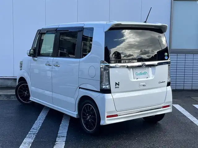 ホンダ Ｎ ＢＯＸ カスタム ターボ SSブラックSパッケージ 三重県 2016(平28)年 4.1万km プレミアムホワイトパールⅡ 純正11インチ後席フリップダウンモニター/純正8インチナビAM/FM/TV/DVD/SD/Bluetooth/リアモニターHDMI/バックカメラ/ETC/シートヒーター(前席)/ドライブレコーダー/シティブレーキアクティブシステム/ターボ/アイドリングストップ/クルーズコントロール/HIDヘッドランプ/プッシュエンジンスイッチ/スマートキーシステム/スペアキー/パドルシフト/ステアリングスイッチ/クロームメッキ加飾付LED式フロントフォグランプ/電動格納ドアミラー/ヒーテッドドアミラー/ウインカーミラー/リアスポイラー/クロームメッキリアナンバープレートガーニッシュ/ロールサンシェード/ブルーイルミネーション/オートエアコン/左右独立式アームレスト（後席中央）/グラブレール（運転席　助手席　リア左右）/後席スライド/4段リクライニングシート/シートバックテーブル（運転席/助手席)
