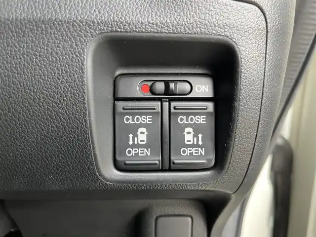 ホンダ Ｎ ＢＯＸ カスタム ターボ SSブラックSパッケージ 三重県 2016(平28)年 4.1万km プレミアムホワイトパールⅡ 純正11インチ後席フリップダウンモニター/純正8インチナビAM/FM/TV/DVD/SD/Bluetooth/リアモニターHDMI/バックカメラ/ETC/シートヒーター(前席)/ドライブレコーダー/シティブレーキアクティブシステム/ターボ/アイドリングストップ/クルーズコントロール/HIDヘッドランプ/プッシュエンジンスイッチ/スマートキーシステム/スペアキー/パドルシフト/ステアリングスイッチ/クロームメッキ加飾付LED式フロントフォグランプ/電動格納ドアミラー/ヒーテッドドアミラー/ウインカーミラー/リアスポイラー/クロームメッキリアナンバープレートガーニッシュ/ロールサンシェード/ブルーイルミネーション/オートエアコン/左右独立式アームレスト（後席中央）/グラブレール（運転席　助手席　リア左右）/後席スライド/4段リクライニングシート/シートバックテーブル（運転席/助手席)