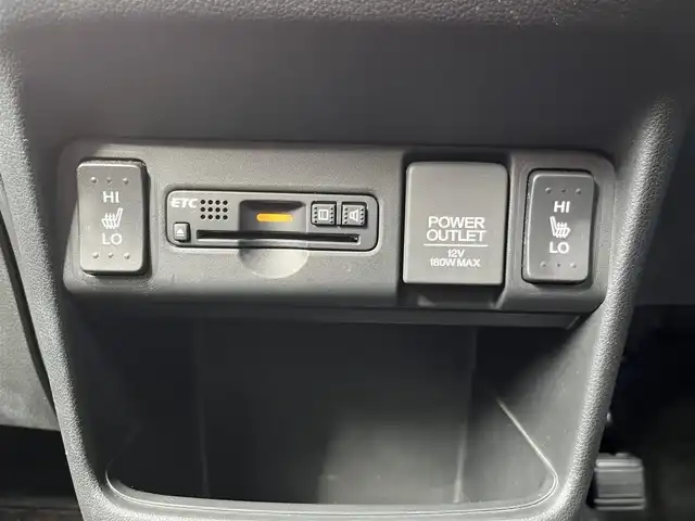 ホンダ Ｎ ＢＯＸ カスタム ターボ SSブラックSパッケージ 三重県 2016(平28)年 4.1万km プレミアムホワイトパールⅡ 純正11インチ後席フリップダウンモニター/純正8インチナビAM/FM/TV/DVD/SD/Bluetooth/リアモニターHDMI/バックカメラ/ETC/シートヒーター(前席)/ドライブレコーダー/シティブレーキアクティブシステム/ターボ/アイドリングストップ/クルーズコントロール/HIDヘッドランプ/プッシュエンジンスイッチ/スマートキーシステム/スペアキー/パドルシフト/ステアリングスイッチ/クロームメッキ加飾付LED式フロントフォグランプ/電動格納ドアミラー/ヒーテッドドアミラー/ウインカーミラー/リアスポイラー/クロームメッキリアナンバープレートガーニッシュ/ロールサンシェード/ブルーイルミネーション/オートエアコン/左右独立式アームレスト（後席中央）/グラブレール（運転席　助手席　リア左右）/後席スライド/4段リクライニングシート/シートバックテーブル（運転席/助手席)