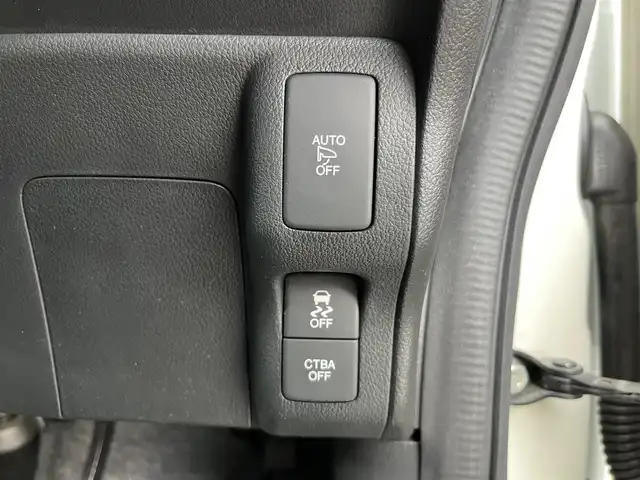 ホンダ Ｎ ＢＯＸ カスタム ターボ SSブラックSパッケージ 三重県 2016(平28)年 4.1万km プレミアムホワイトパールⅡ 純正11インチ後席フリップダウンモニター/純正8インチナビAM/FM/TV/DVD/SD/Bluetooth/リアモニターHDMI/バックカメラ/ETC/シートヒーター(前席)/ドライブレコーダー/シティブレーキアクティブシステム/ターボ/アイドリングストップ/クルーズコントロール/HIDヘッドランプ/プッシュエンジンスイッチ/スマートキーシステム/スペアキー/パドルシフト/ステアリングスイッチ/クロームメッキ加飾付LED式フロントフォグランプ/電動格納ドアミラー/ヒーテッドドアミラー/ウインカーミラー/リアスポイラー/クロームメッキリアナンバープレートガーニッシュ/ロールサンシェード/ブルーイルミネーション/オートエアコン/左右独立式アームレスト（後席中央）/グラブレール（運転席　助手席　リア左右）/後席スライド/4段リクライニングシート/シートバックテーブル（運転席/助手席)