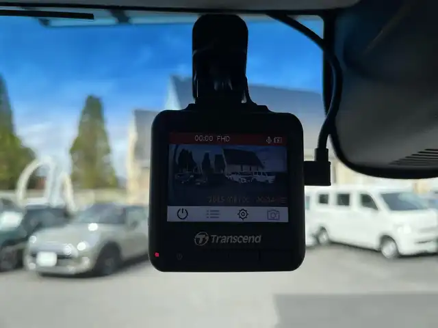 ホンダ Ｎ ＢＯＸ カスタム ターボ SSブラックSパッケージ 三重県 2016(平28)年 4.1万km プレミアムホワイトパールⅡ 純正11インチ後席フリップダウンモニター/純正8インチナビAM/FM/TV/DVD/SD/Bluetooth/リアモニターHDMI/バックカメラ/ETC/シートヒーター(前席)/ドライブレコーダー/シティブレーキアクティブシステム/ターボ/アイドリングストップ/クルーズコントロール/HIDヘッドランプ/プッシュエンジンスイッチ/スマートキーシステム/スペアキー/パドルシフト/ステアリングスイッチ/クロームメッキ加飾付LED式フロントフォグランプ/電動格納ドアミラー/ヒーテッドドアミラー/ウインカーミラー/リアスポイラー/クロームメッキリアナンバープレートガーニッシュ/ロールサンシェード/ブルーイルミネーション/オートエアコン/左右独立式アームレスト（後席中央）/グラブレール（運転席　助手席　リア左右）/後席スライド/4段リクライニングシート/シートバックテーブル（運転席/助手席)