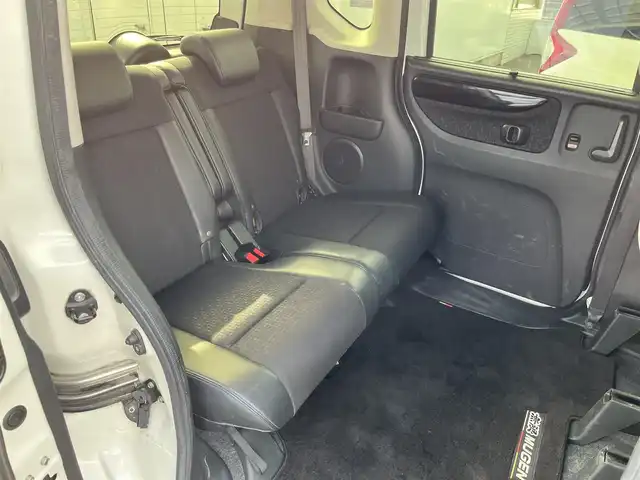 ホンダ Ｎ ＢＯＸ カスタム ターボ SSブラックSパッケージ 三重県 2016(平28)年 4.1万km プレミアムホワイトパールⅡ 純正11インチ後席フリップダウンモニター/純正8インチナビAM/FM/TV/DVD/SD/Bluetooth/リアモニターHDMI/バックカメラ/ETC/シートヒーター(前席)/ドライブレコーダー/シティブレーキアクティブシステム/ターボ/アイドリングストップ/クルーズコントロール/HIDヘッドランプ/プッシュエンジンスイッチ/スマートキーシステム/スペアキー/パドルシフト/ステアリングスイッチ/クロームメッキ加飾付LED式フロントフォグランプ/電動格納ドアミラー/ヒーテッドドアミラー/ウインカーミラー/リアスポイラー/クロームメッキリアナンバープレートガーニッシュ/ロールサンシェード/ブルーイルミネーション/オートエアコン/左右独立式アームレスト（後席中央）/グラブレール（運転席　助手席　リア左右）/後席スライド/4段リクライニングシート/シートバックテーブル（運転席/助手席)