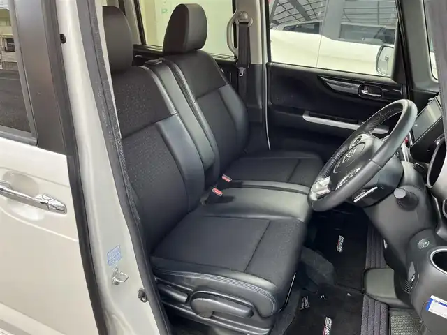 ホンダ Ｎ ＢＯＸ カスタム ターボ SSブラックSパッケージ 三重県 2016(平28)年 4.1万km プレミアムホワイトパールⅡ 純正11インチ後席フリップダウンモニター/純正8インチナビAM/FM/TV/DVD/SD/Bluetooth/リアモニターHDMI/バックカメラ/ETC/シートヒーター(前席)/ドライブレコーダー/シティブレーキアクティブシステム/ターボ/アイドリングストップ/クルーズコントロール/HIDヘッドランプ/プッシュエンジンスイッチ/スマートキーシステム/スペアキー/パドルシフト/ステアリングスイッチ/クロームメッキ加飾付LED式フロントフォグランプ/電動格納ドアミラー/ヒーテッドドアミラー/ウインカーミラー/リアスポイラー/クロームメッキリアナンバープレートガーニッシュ/ロールサンシェード/ブルーイルミネーション/オートエアコン/左右独立式アームレスト（後席中央）/グラブレール（運転席　助手席　リア左右）/後席スライド/4段リクライニングシート/シートバックテーブル（運転席/助手席)