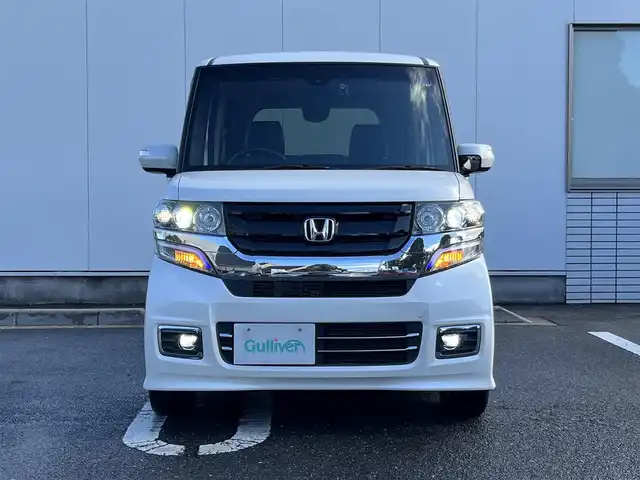 ホンダ Ｎ ＢＯＸ カスタム ターボ SSブラックSパッケージ 三重県 2016(平28)年 4.1万km プレミアムホワイトパールⅡ 純正11インチ後席フリップダウンモニター/純正8インチナビAM/FM/TV/DVD/SD/Bluetooth/リアモニターHDMI/バックカメラ/ETC/シートヒーター(前席)/ドライブレコーダー/シティブレーキアクティブシステム/ターボ/アイドリングストップ/クルーズコントロール/HIDヘッドランプ/プッシュエンジンスイッチ/スマートキーシステム/スペアキー/パドルシフト/ステアリングスイッチ/クロームメッキ加飾付LED式フロントフォグランプ/電動格納ドアミラー/ヒーテッドドアミラー/ウインカーミラー/リアスポイラー/クロームメッキリアナンバープレートガーニッシュ/ロールサンシェード/ブルーイルミネーション/オートエアコン/左右独立式アームレスト（後席中央）/グラブレール（運転席　助手席　リア左右）/後席スライド/4段リクライニングシート/シートバックテーブル（運転席/助手席)