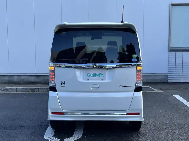 ホンダ Ｎ ＢＯＸ カスタム ターボ SSブラックSパッケージ 三重県 2016(平28)年 4.1万km プレミアムホワイトパールⅡ 純正11インチ後席フリップダウンモニター/純正8インチナビAM/FM/TV/DVD/SD/Bluetooth/リアモニターHDMI/バックカメラ/ETC/シートヒーター(前席)/ドライブレコーダー/シティブレーキアクティブシステム/ターボ/アイドリングストップ/クルーズコントロール/HIDヘッドランプ/プッシュエンジンスイッチ/スマートキーシステム/スペアキー/パドルシフト/ステアリングスイッチ/クロームメッキ加飾付LED式フロントフォグランプ/電動格納ドアミラー/ヒーテッドドアミラー/ウインカーミラー/リアスポイラー/クロームメッキリアナンバープレートガーニッシュ/ロールサンシェード/ブルーイルミネーション/オートエアコン/左右独立式アームレスト（後席中央）/グラブレール（運転席　助手席　リア左右）/後席スライド/4段リクライニングシート/シートバックテーブル（運転席/助手席)