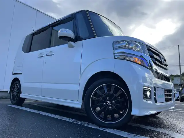 ホンダ Ｎ ＢＯＸ カスタム ターボ SSブラックSパッケージ 三重県 2016(平28)年 4.1万km プレミアムホワイトパールⅡ 純正11インチ後席フリップダウンモニター/純正8インチナビAM/FM/TV/DVD/SD/Bluetooth/リアモニターHDMI/バックカメラ/ETC/シートヒーター(前席)/ドライブレコーダー/シティブレーキアクティブシステム/ターボ/アイドリングストップ/クルーズコントロール/HIDヘッドランプ/プッシュエンジンスイッチ/スマートキーシステム/スペアキー/パドルシフト/ステアリングスイッチ/クロームメッキ加飾付LED式フロントフォグランプ/電動格納ドアミラー/ヒーテッドドアミラー/ウインカーミラー/リアスポイラー/クロームメッキリアナンバープレートガーニッシュ/ロールサンシェード/ブルーイルミネーション/オートエアコン/左右独立式アームレスト（後席中央）/グラブレール（運転席　助手席　リア左右）/後席スライド/4段リクライニングシート/シートバックテーブル（運転席/助手席)