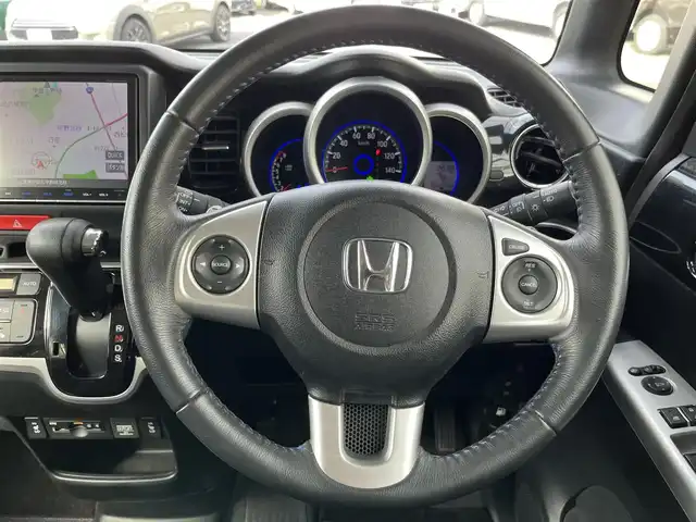 ホンダ Ｎ ＢＯＸ カスタム ターボ SSブラックSパッケージ 三重県 2016(平28)年 4.1万km プレミアムホワイトパールⅡ 純正11インチ後席フリップダウンモニター/純正8インチナビAM/FM/TV/DVD/SD/Bluetooth/リアモニターHDMI/バックカメラ/ETC/シートヒーター(前席)/ドライブレコーダー/シティブレーキアクティブシステム/ターボ/アイドリングストップ/クルーズコントロール/HIDヘッドランプ/プッシュエンジンスイッチ/スマートキーシステム/スペアキー/パドルシフト/ステアリングスイッチ/クロームメッキ加飾付LED式フロントフォグランプ/電動格納ドアミラー/ヒーテッドドアミラー/ウインカーミラー/リアスポイラー/クロームメッキリアナンバープレートガーニッシュ/ロールサンシェード/ブルーイルミネーション/オートエアコン/左右独立式アームレスト（後席中央）/グラブレール（運転席　助手席　リア左右）/後席スライド/4段リクライニングシート/シートバックテーブル（運転席/助手席)