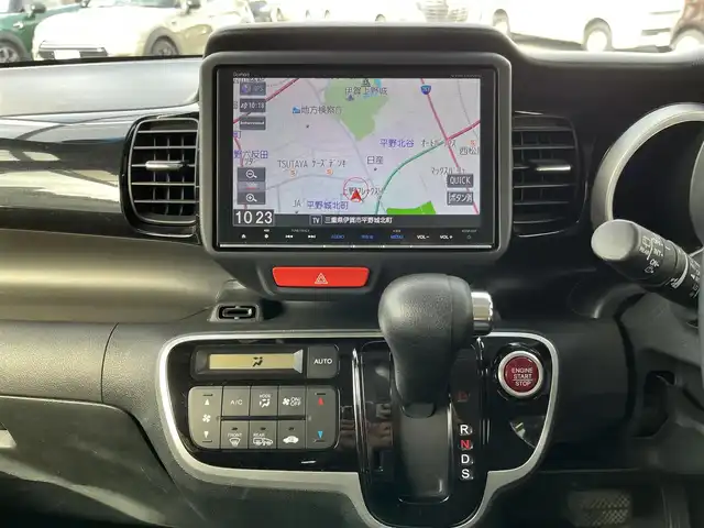 ホンダ Ｎ ＢＯＸ カスタム ターボ SSブラックSパッケージ 三重県 2016(平28)年 4.1万km プレミアムホワイトパールⅡ 純正11インチ後席フリップダウンモニター/純正8インチナビAM/FM/TV/DVD/SD/Bluetooth/リアモニターHDMI/バックカメラ/ETC/シートヒーター(前席)/ドライブレコーダー/シティブレーキアクティブシステム/ターボ/アイドリングストップ/クルーズコントロール/HIDヘッドランプ/プッシュエンジンスイッチ/スマートキーシステム/スペアキー/パドルシフト/ステアリングスイッチ/クロームメッキ加飾付LED式フロントフォグランプ/電動格納ドアミラー/ヒーテッドドアミラー/ウインカーミラー/リアスポイラー/クロームメッキリアナンバープレートガーニッシュ/ロールサンシェード/ブルーイルミネーション/オートエアコン/左右独立式アームレスト（後席中央）/グラブレール（運転席　助手席　リア左右）/後席スライド/4段リクライニングシート/シートバックテーブル（運転席/助手席)