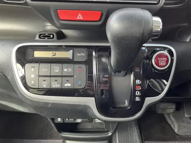 ホンダ Ｎ ＢＯＸ カスタム ターボ SSブラックSパッケージ 三重県 2016(平28)年 4.1万km プレミアムホワイトパールⅡ 純正11インチ後席フリップダウンモニター/純正8インチナビAM/FM/TV/DVD/SD/Bluetooth/リアモニターHDMI/バックカメラ/ETC/シートヒーター(前席)/ドライブレコーダー/シティブレーキアクティブシステム/ターボ/アイドリングストップ/クルーズコントロール/HIDヘッドランプ/プッシュエンジンスイッチ/スマートキーシステム/スペアキー/パドルシフト/ステアリングスイッチ/クロームメッキ加飾付LED式フロントフォグランプ/電動格納ドアミラー/ヒーテッドドアミラー/ウインカーミラー/リアスポイラー/クロームメッキリアナンバープレートガーニッシュ/ロールサンシェード/ブルーイルミネーション/オートエアコン/左右独立式アームレスト（後席中央）/グラブレール（運転席　助手席　リア左右）/後席スライド/4段リクライニングシート/シートバックテーブル（運転席/助手席)