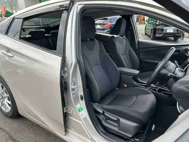 トヨタ プリウス Sセーフティプラス 宮城県 2018(平30)年 13.6万km スティールブロンドM Toyota Safety Sense/社外SDナビ/【CD・DVD・BT・フルセグTV】/バックカメラ/社外ドライブレコーダー/社外15インチAW/レーダークルーズコントロール/レーンディパーチャートアラート/オートハイビーム/横滑り防止装置/パーキングアシスト/コーナーセンサー/シートリフター/オートライト/LEDヘッドライト/フォグライト/スマートキー/ETC