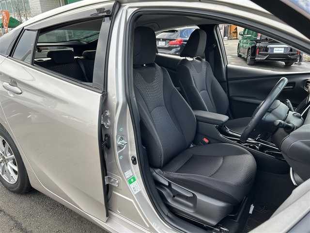 トヨタ プリウス Sセーフティプラス 徳島県 2018(平30)年 13.6万km スティールブロンドM (株)IDOMが運営する【じしゃロン徳島店】の自社ローン対象車両になります。こちらは現金ご利用時の価格です。自社ローンご希望の方は別途その旨お申付け下さい。/Toyota Safety Sense/社外SDナビ/【CD・DVD・BT・フルセグTV】/バックカメラ/社外ドライブレコーダー/社外15インチAW/レーダークルーズコントロール/レーンディパーチャートアラート/オートハイビーム/横滑り防止装置/パーキングアシスト/コーナーセンサー/シートリフター/オートライト/LEDヘッドライト/フォグライト/スマートキー/ETC