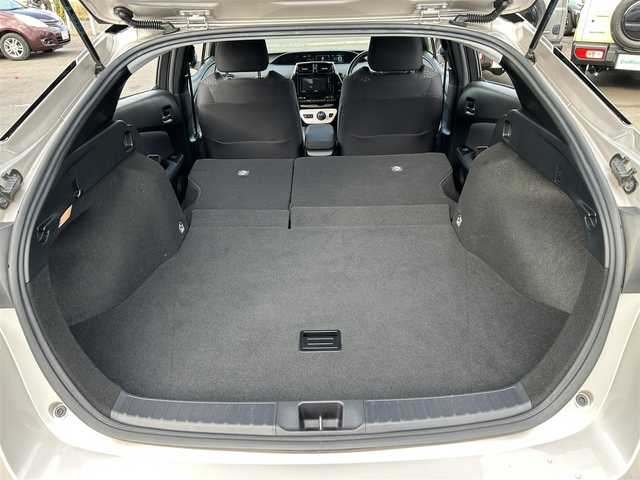 トヨタ プリウス Sセーフティプラス 徳島県 2018(平30)年 13.6万km スティールブロンドM (株)IDOMが運営する【じしゃロン徳島店】の自社ローン対象車両になります。こちらは現金ご利用時の価格です。自社ローンご希望の方は別途その旨お申付け下さい。/Toyota Safety Sense/社外SDナビ/【CD・DVD・BT・フルセグTV】/バックカメラ/社外ドライブレコーダー/社外15インチAW/レーダークルーズコントロール/レーンディパーチャートアラート/オートハイビーム/横滑り防止装置/パーキングアシスト/コーナーセンサー/シートリフター/オートライト/LEDヘッドライト/フォグライト/スマートキー/ETC