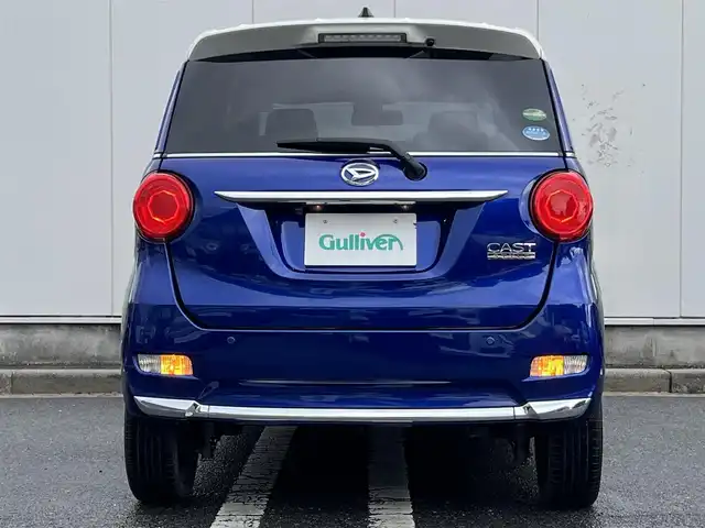 ダイハツ キャスト スタイル X SAⅡ 三重県 2016(平28)年 4.7万km ディープブルークリスタルマイカ デザインフィルムトップ(ホワイトルーフ)/ナビ（Bluetooth/地デジTV/AM/FM/CD/DVD/MSV/SD）/スマートアシスト２（衝突回避支援ブレーキ/衝突警報/車線逸脱警報/誤発進抑制制御/後方誤発進抑制制御/先行車発進お知らせ）/ハロゲンヘッドライト/オートライト/キーフリーシステム/プッシュスタート/スペアキー/アイボリー/グレーツートーンスエード調ファブリックシート/自発光式2連アナログメーター/マルチインフォメーションディスプレイ/レッドレンズリアコンビネーションランプ/ウレタン製ステアリングホイール/シフトノブ/オートエアコン/シルバーセンターパネル/無塗装オーディオパネル/無塗装エアコン吹出口ノブ/メッキサイドステップモール/リアスポイラー/メッキモール付リアバンパー/165/55Ｒ15タイヤ/15インチフルホイールキャップ