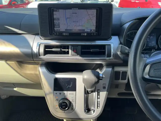 ダイハツ キャスト スタイル X SAⅡ 三重県 2016(平28)年 4.7万km ディープブルークリスタルマイカ デザインフィルムトップ(ホワイトルーフ)/ナビ（Bluetooth/地デジTV/AM/FM/CD/DVD/MSV/SD）/スマートアシスト２（衝突回避支援ブレーキ/衝突警報/車線逸脱警報/誤発進抑制制御/後方誤発進抑制制御/先行車発進お知らせ）/ハロゲンヘッドライト/オートライト/キーフリーシステム/プッシュスタート/スペアキー/アイボリー/グレーツートーンスエード調ファブリックシート/自発光式2連アナログメーター/マルチインフォメーションディスプレイ/レッドレンズリアコンビネーションランプ/ウレタン製ステアリングホイール/シフトノブ/オートエアコン/シルバーセンターパネル/無塗装オーディオパネル/無塗装エアコン吹出口ノブ/メッキサイドステップモール/リアスポイラー/メッキモール付リアバンパー/165/55Ｒ15タイヤ/15インチフルホイールキャップ