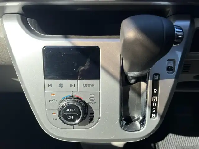 ダイハツ キャスト スタイル X SAⅡ 三重県 2016(平28)年 4.7万km ディープブルークリスタルマイカ デザインフィルムトップ(ホワイトルーフ)/ナビ（Bluetooth/地デジTV/AM/FM/CD/DVD/MSV/SD）/スマートアシスト２（衝突回避支援ブレーキ/衝突警報/車線逸脱警報/誤発進抑制制御/後方誤発進抑制制御/先行車発進お知らせ）/ハロゲンヘッドライト/オートライト/キーフリーシステム/プッシュスタート/スペアキー/アイボリー/グレーツートーンスエード調ファブリックシート/自発光式2連アナログメーター/マルチインフォメーションディスプレイ/レッドレンズリアコンビネーションランプ/ウレタン製ステアリングホイール/シフトノブ/オートエアコン/シルバーセンターパネル/無塗装オーディオパネル/無塗装エアコン吹出口ノブ/メッキサイドステップモール/リアスポイラー/メッキモール付リアバンパー/165/55Ｒ15タイヤ/15インチフルホイールキャップ