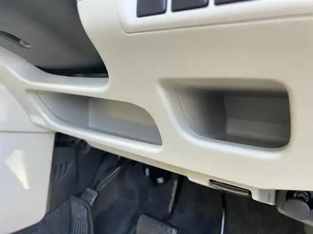 ダイハツ キャスト スタイル X SAⅡ 三重県 2016(平28)年 4.7万km ディープブルークリスタルマイカ デザインフィルムトップ(ホワイトルーフ)/ナビ（Bluetooth/地デジTV/AM/FM/CD/DVD/MSV/SD）/スマートアシスト２（衝突回避支援ブレーキ/衝突警報/車線逸脱警報/誤発進抑制制御/後方誤発進抑制制御/先行車発進お知らせ）/ハロゲンヘッドライト/オートライト/キーフリーシステム/プッシュスタート/スペアキー/アイボリー/グレーツートーンスエード調ファブリックシート/自発光式2連アナログメーター/マルチインフォメーションディスプレイ/レッドレンズリアコンビネーションランプ/ウレタン製ステアリングホイール/シフトノブ/オートエアコン/シルバーセンターパネル/無塗装オーディオパネル/無塗装エアコン吹出口ノブ/メッキサイドステップモール/リアスポイラー/メッキモール付リアバンパー/165/55Ｒ15タイヤ/15インチフルホイールキャップ