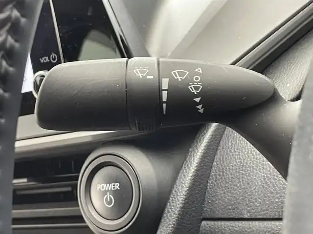 トヨタ プリウス X 滋賀県 2024(令6)年 1.3万km シルバーメタリック 純正7インチナビ/【Bluetooth/USB/Miracast/フルセグTV】/バックカメラ/レーダークルーズコントロール/レーントレーシングアシスト/プリクラッシュセーフティ/LEDヘッドライト/オートマチックハイビーム/クリアランスソナー/ブラインドスポットモニター/前方ドライブレコーダー/AC100V電源/ビルトインETC2.0/純正フロアマット/プッシュスタート/スマートキー/ステアリングリモコン