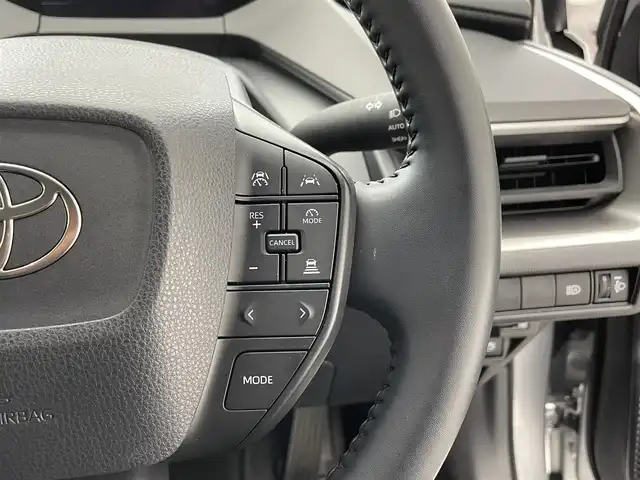 トヨタ プリウス X 滋賀県 2024(令6)年 1.3万km シルバーメタリック 純正7インチナビ/【Bluetooth/USB/Miracast/フルセグTV】/バックカメラ/レーダークルーズコントロール/レーントレーシングアシスト/プリクラッシュセーフティ/LEDヘッドライト/オートマチックハイビーム/クリアランスソナー/ブラインドスポットモニター/前方ドライブレコーダー/AC100V電源/ビルトインETC2.0/純正フロアマット/プッシュスタート/スマートキー/ステアリングリモコン