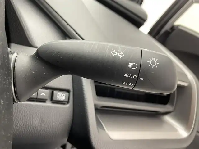 トヨタ プリウス X 滋賀県 2024(令6)年 1.3万km シルバーメタリック 純正7インチナビ/【Bluetooth/USB/Miracast/フルセグTV】/バックカメラ/レーダークルーズコントロール/レーントレーシングアシスト/プリクラッシュセーフティ/LEDヘッドライト/オートマチックハイビーム/クリアランスソナー/ブラインドスポットモニター/前方ドライブレコーダー/AC100V電源/ビルトインETC2.0/純正フロアマット/プッシュスタート/スマートキー/ステアリングリモコン