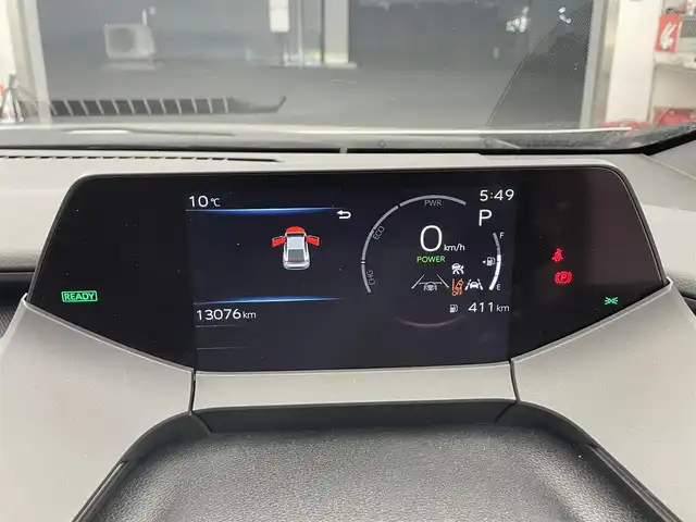 トヨタ プリウス X 滋賀県 2024(令6)年 1.3万km シルバーメタリック 純正7インチナビ/【Bluetooth/USB/Miracast/フルセグTV】/バックカメラ/レーダークルーズコントロール/レーントレーシングアシスト/プリクラッシュセーフティ/LEDヘッドライト/オートマチックハイビーム/クリアランスソナー/ブラインドスポットモニター/前方ドライブレコーダー/AC100V電源/ビルトインETC2.0/純正フロアマット/プッシュスタート/スマートキー/ステアリングリモコン