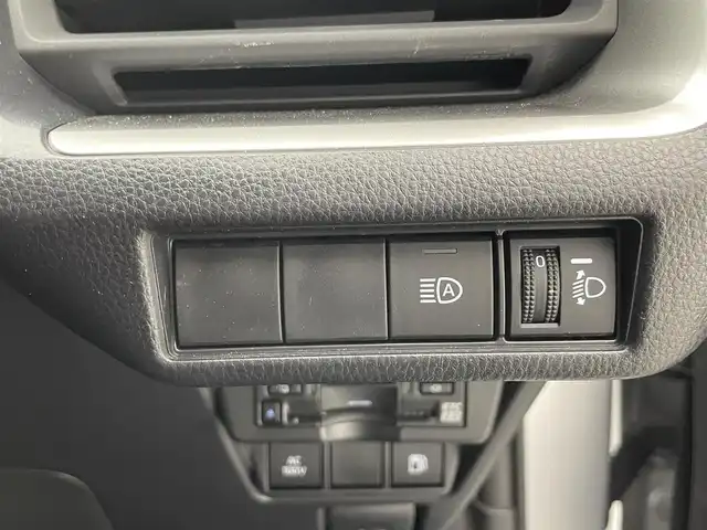 トヨタ プリウス X 滋賀県 2024(令6)年 1.3万km シルバーメタリック 純正7インチナビ/【Bluetooth/USB/Miracast/フルセグTV】/バックカメラ/レーダークルーズコントロール/レーントレーシングアシスト/プリクラッシュセーフティ/LEDヘッドライト/オートマチックハイビーム/クリアランスソナー/ブラインドスポットモニター/前方ドライブレコーダー/AC100V電源/ビルトインETC2.0/純正フロアマット/プッシュスタート/スマートキー/ステアリングリモコン