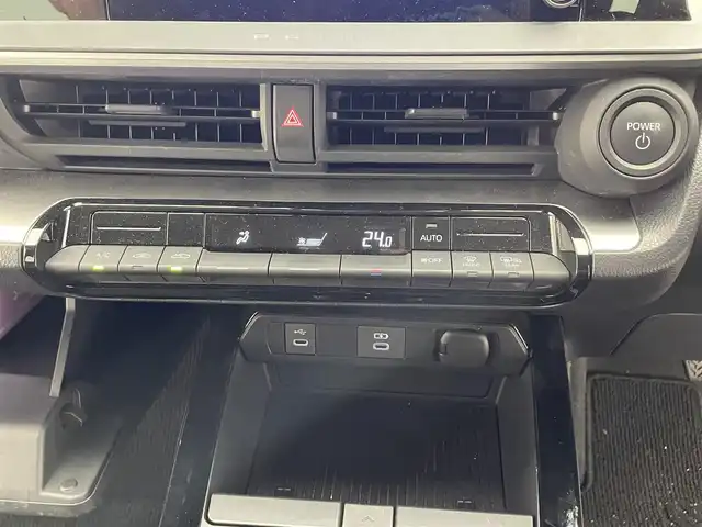 トヨタ プリウス X 滋賀県 2024(令6)年 1.3万km シルバーメタリック 純正7インチナビ/【Bluetooth/USB/Miracast/フルセグTV】/バックカメラ/レーダークルーズコントロール/レーントレーシングアシスト/プリクラッシュセーフティ/LEDヘッドライト/オートマチックハイビーム/クリアランスソナー/ブラインドスポットモニター/前方ドライブレコーダー/AC100V電源/ビルトインETC2.0/純正フロアマット/プッシュスタート/スマートキー/ステアリングリモコン