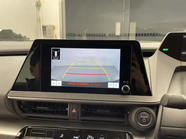 トヨタ プリウス X 滋賀県 2024(令6)年 1.3万km シルバーメタリック 純正7インチナビ/【Bluetooth/USB/Miracast/フルセグTV】/バックカメラ/レーダークルーズコントロール/レーントレーシングアシスト/プリクラッシュセーフティ/LEDヘッドライト/オートマチックハイビーム/クリアランスソナー/ブラインドスポットモニター/前方ドライブレコーダー/AC100V電源/ビルトインETC2.0/純正フロアマット/プッシュスタート/スマートキー/ステアリングリモコン