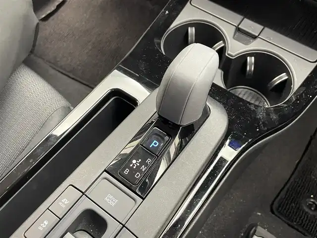 トヨタ プリウス X 滋賀県 2024(令6)年 1.3万km シルバーメタリック 純正7インチナビ/【Bluetooth/USB/Miracast/フルセグTV】/バックカメラ/レーダークルーズコントロール/レーントレーシングアシスト/プリクラッシュセーフティ/LEDヘッドライト/オートマチックハイビーム/クリアランスソナー/ブラインドスポットモニター/前方ドライブレコーダー/AC100V電源/ビルトインETC2.0/純正フロアマット/プッシュスタート/スマートキー/ステアリングリモコン