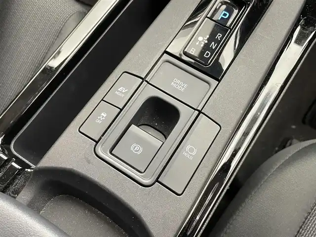 トヨタ プリウス X 滋賀県 2024(令6)年 1.3万km シルバーメタリック 純正7インチナビ/【Bluetooth/USB/Miracast/フルセグTV】/バックカメラ/レーダークルーズコントロール/レーントレーシングアシスト/プリクラッシュセーフティ/LEDヘッドライト/オートマチックハイビーム/クリアランスソナー/ブラインドスポットモニター/前方ドライブレコーダー/AC100V電源/ビルトインETC2.0/純正フロアマット/プッシュスタート/スマートキー/ステアリングリモコン