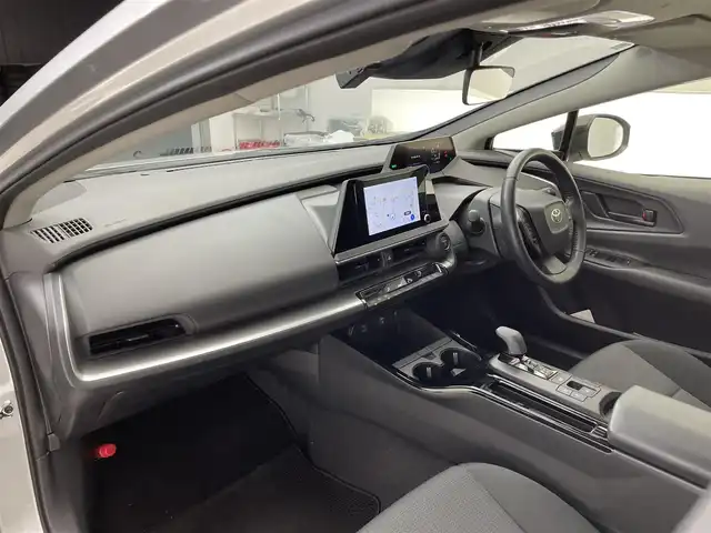 トヨタ プリウス X 滋賀県 2024(令6)年 1.3万km シルバーメタリック 純正7インチナビ/【Bluetooth/USB/Miracast/フルセグTV】/バックカメラ/レーダークルーズコントロール/レーントレーシングアシスト/プリクラッシュセーフティ/LEDヘッドライト/オートマチックハイビーム/クリアランスソナー/ブラインドスポットモニター/前方ドライブレコーダー/AC100V電源/ビルトインETC2.0/純正フロアマット/プッシュスタート/スマートキー/ステアリングリモコン