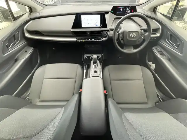 トヨタ プリウス X 滋賀県 2024(令6)年 1.3万km シルバーメタリック 純正7インチナビ/【Bluetooth/USB/Miracast/フルセグTV】/バックカメラ/レーダークルーズコントロール/レーントレーシングアシスト/プリクラッシュセーフティ/LEDヘッドライト/オートマチックハイビーム/クリアランスソナー/ブラインドスポットモニター/前方ドライブレコーダー/AC100V電源/ビルトインETC2.0/純正フロアマット/プッシュスタート/スマートキー/ステアリングリモコン