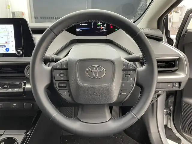 トヨタ プリウス X 滋賀県 2024(令6)年 1.3万km シルバーメタリック 純正7インチナビ/【Bluetooth/USB/Miracast/フルセグTV】/バックカメラ/レーダークルーズコントロール/レーントレーシングアシスト/プリクラッシュセーフティ/LEDヘッドライト/オートマチックハイビーム/クリアランスソナー/ブラインドスポットモニター/前方ドライブレコーダー/AC100V電源/ビルトインETC2.0/純正フロアマット/プッシュスタート/スマートキー/ステアリングリモコン