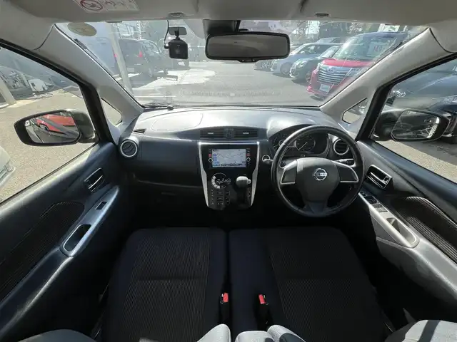 日産 デイズ HWS X Vセレ +SeftyⅡ 三重県 2015(平27)年 4.3万km ブラック アラウンドビューモニター/純正ナビ(Bloetooth/CD/DVD/AM/FM/地デジTV)/ドライブレコーダー(前)/エマージェンシーブレーキ/踏み間違い衝突防止アシスト/ヒルスタートアシスト/HIDヘッドランプ/インテリジェントキー/イモビライザー/スペアキー/ABS/ブレーキアシスト/アイドリングストップ/フロントエアロバンパー/サイドシルスポイラー/リアスポイラー/リアエアロバンパー/フロントフォグランプ/電動格納ドアミラー/ウインカー付/ボディー同色ミラー/14インチ6本ツインスポークアルミホイール/オートエアコン/ファインビジョンメーター（自発光式2連アナログメーター）/革巻きステアリング/エボニースエード調クロスシート