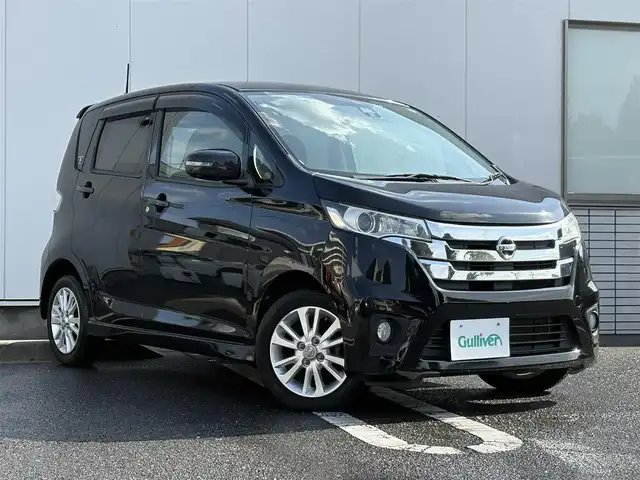 日産 デイズ HWS X Vセレ +SeftyⅡ 三重県 2015(平27)年 4.3万km ブラック アラウンドビューモニター/純正ナビ(Bloetooth/CD/DVD/AM/FM/地デジTV)/ドライブレコーダー(前)/エマージェンシーブレーキ/踏み間違い衝突防止アシスト/ヒルスタートアシスト/HIDヘッドランプ/インテリジェントキー/イモビライザー/スペアキー/ABS/ブレーキアシスト/アイドリングストップ/フロントエアロバンパー/サイドシルスポイラー/リアスポイラー/リアエアロバンパー/フロントフォグランプ/電動格納ドアミラー/ウインカー付/ボディー同色ミラー/14インチ6本ツインスポークアルミホイール/オートエアコン/ファインビジョンメーター（自発光式2連アナログメーター）/革巻きステアリング/エボニースエード調クロスシート