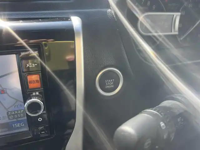 日産 デイズ HWS X Vセレ +SeftyⅡ 三重県 2015(平27)年 4.3万km ブラック アラウンドビューモニター/純正ナビ(Bloetooth/CD/DVD/AM/FM/地デジTV)/ドライブレコーダー(前)/エマージェンシーブレーキ/踏み間違い衝突防止アシスト/ヒルスタートアシスト/HIDヘッドランプ/インテリジェントキー/イモビライザー/スペアキー/ABS/ブレーキアシスト/アイドリングストップ/フロントエアロバンパー/サイドシルスポイラー/リアスポイラー/リアエアロバンパー/フロントフォグランプ/電動格納ドアミラー/ウインカー付/ボディー同色ミラー/14インチ6本ツインスポークアルミホイール/オートエアコン/ファインビジョンメーター（自発光式2連アナログメーター）/革巻きステアリング/エボニースエード調クロスシート