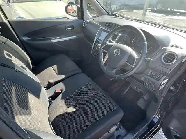 日産 デイズ HWS X Vセレ +SeftyⅡ 三重県 2015(平27)年 4.3万km ブラック アラウンドビューモニター/純正ナビ(Bloetooth/CD/DVD/AM/FM/地デジTV)/ドライブレコーダー(前)/エマージェンシーブレーキ/踏み間違い衝突防止アシスト/ヒルスタートアシスト/HIDヘッドランプ/インテリジェントキー/イモビライザー/スペアキー/ABS/ブレーキアシスト/アイドリングストップ/フロントエアロバンパー/サイドシルスポイラー/リアスポイラー/リアエアロバンパー/フロントフォグランプ/電動格納ドアミラー/ウインカー付/ボディー同色ミラー/14インチ6本ツインスポークアルミホイール/オートエアコン/ファインビジョンメーター（自発光式2連アナログメーター）/革巻きステアリング/エボニースエード調クロスシート