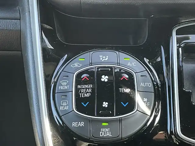 トヨタ ヴォクシー ZS 煌Ⅱ 山口県 2019(令1)年 5.6万km ブラック トヨタセーフティセンス/・レーダークルーズコントロール/・パーキングサポートブレーキ/・クリアランスソナー/・先行車発進お知らせ機能/・レーンディパーチャーアラート/・プリクラッシュセーフティシステム/・オートマチックハイビーム/純正ナビ/・AM/FM/CD/DVD/SD/BT/フルセグTV/バックカメラ/コーナーセンサー/オートライト/LEDライト/フォグランプ/電動格納ミラー/前後ドライブレコーダー/純正ビルトインETC/純正アルミホイール/純正フロアマット/スマートキー