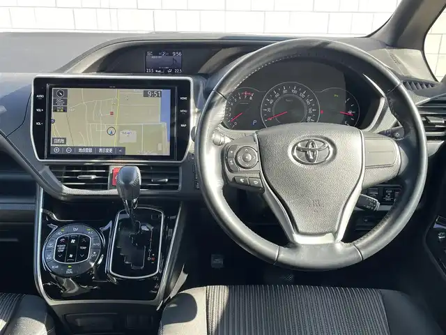 トヨタ ヴォクシー ZS 煌Ⅱ 山口県 2019(令1)年 5.6万km ブラック トヨタセーフティセンス/・レーダークルーズコントロール/・パーキングサポートブレーキ/・クリアランスソナー/・先行車発進お知らせ機能/・レーンディパーチャーアラート/・プリクラッシュセーフティシステム/・オートマチックハイビーム/純正ナビ/・AM/FM/CD/DVD/SD/BT/フルセグTV/バックカメラ/コーナーセンサー/オートライト/LEDライト/フォグランプ/電動格納ミラー/前後ドライブレコーダー/純正ビルトインETC/純正アルミホイール/純正フロアマット/スマートキー