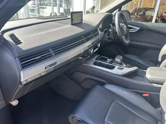 アウディ Ｑ７ 2.0TFSIクワトロ アダプティブエアサス Sライン 福岡県 2018(平30)年 6.5万km ディープブラックパールエフェクト パノラマスライディングルーフ/アダプティブクルーズコントロール/ブラインドスポットモニター/レーンキープアシスト/バーチャルコックピット　/黒革シート/シートヒーター　/純正ナビ　/全方位カメラ　/フルセグTV/Bluetooth/LEDライト/オートハイビーム/パワーバックドア　/エアサスペンション/純正20インチアルミホイール/ETC2.0