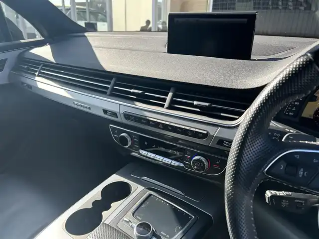 アウディ Ｑ７ 2.0TFSIクワトロ アダプティブエアサス Sライン 福岡県 2018(平30)年 6.5万km ディープブラックパールエフェクト パノラマスライディングルーフ/アダプティブクルーズコントロール/ブラインドスポットモニター/レーンキープアシスト/バーチャルコックピット　/黒革シート/シートヒーター　/純正ナビ　/全方位カメラ　/フルセグTV/Bluetooth/LEDライト/オートハイビーム/パワーバックドア　/エアサスペンション/純正20インチアルミホイール/ETC2.0