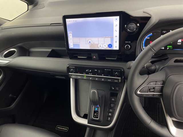 トヨタ ノア ハイブリッド S－Z 鹿児島県 2025(令7)年 0.4万km ホワイトパールクリスタルシャイン 純正ナビ/パノラマビューモニター/シートヒーター/ＣＤ/ＤＶＤ/ＨＤＭＩ/フルセグテレビ/BSM/オットマン/レーダークルーズコントロール/オートライト/プリクラッシュセーフティ/ＥＴＣ2/0/ハーフレザーシート/レーンキープ/パワーバックドア/オートハイビーム/両側パワースライドドア