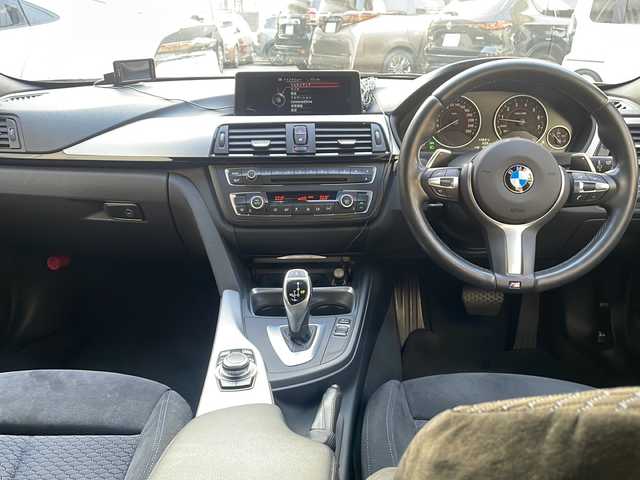 ＢＭＷ ３２８ｉ Mスポーツ 兵庫県 2014(平26)年 5.1万km サファイアブラックP 純正ナビ/　CD/DVD/Bluetooth/USB/AUX/ワンセグテレビ（走行中視聴可）/純正ビルトインETC/前後ドライブレコーダー/パワーステアリング/パワーウインドウ/エンジンスタートボタン/MTモード付AT/パーキングアシスト/アイドリングストップ/アンチロック・ブレーキ・システム/パワーシート（D+N席）/後方コーナーセンサー/横滑り防止装置/盗難防止装置/パドルシフト/シートメモリー/フォグランプ/保証書/取り扱い説明書