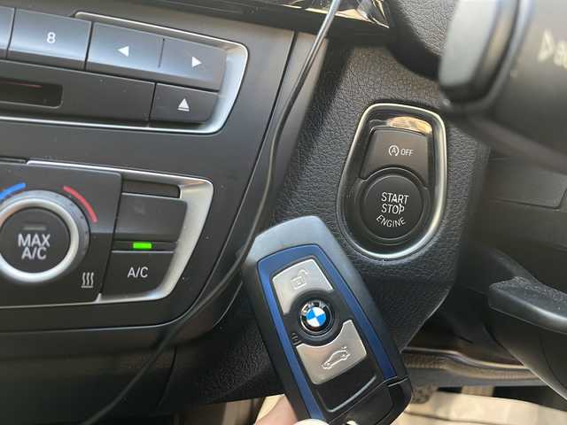 ＢＭＷ ３２８ｉ Mスポーツ 兵庫県 2014(平26)年 5.1万km サファイアブラックP 純正ナビ/　CD/DVD/Bluetooth/USB/AUX/ワンセグテレビ（走行中視聴可）/純正ビルトインETC/前後ドライブレコーダー/パワーステアリング/パワーウインドウ/エンジンスタートボタン/MTモード付AT/パーキングアシスト/アイドリングストップ/アンチロック・ブレーキ・システム/パワーシート（D+N席）/後方コーナーセンサー/横滑り防止装置/盗難防止装置/パドルシフト/シートメモリー/フォグランプ/保証書/取り扱い説明書