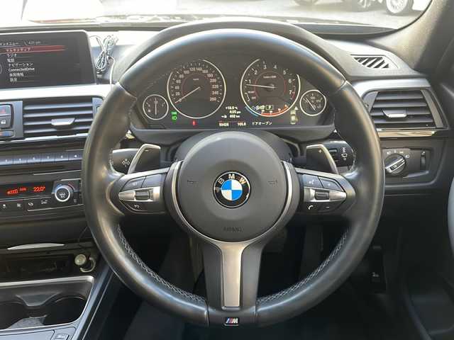 ＢＭＷ ３２８ｉ Mスポーツ 兵庫県 2014(平26)年 5.1万km サファイアブラックP 純正ナビ/　CD/DVD/Bluetooth/USB/AUX/ワンセグテレビ（走行中視聴可）/純正ビルトインETC/前後ドライブレコーダー/パワーステアリング/パワーウインドウ/エンジンスタートボタン/MTモード付AT/パーキングアシスト/アイドリングストップ/アンチロック・ブレーキ・システム/パワーシート（D+N席）/後方コーナーセンサー/横滑り防止装置/盗難防止装置/パドルシフト/シートメモリー/フォグランプ/保証書/取り扱い説明書