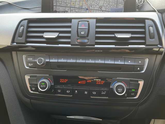 ＢＭＷ ３２８ｉ Mスポーツ 兵庫県 2014(平26)年 5.1万km サファイアブラックP 純正ナビ/　CD/DVD/Bluetooth/USB/AUX/ワンセグテレビ（走行中視聴可）/純正ビルトインETC/前後ドライブレコーダー/パワーステアリング/パワーウインドウ/エンジンスタートボタン/MTモード付AT/パーキングアシスト/アイドリングストップ/アンチロック・ブレーキ・システム/パワーシート（D+N席）/後方コーナーセンサー/横滑り防止装置/盗難防止装置/パドルシフト/シートメモリー/フォグランプ/保証書/取り扱い説明書